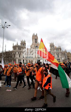 Madrid, espagnol. 20th mars 2022. Madrid, Espagne; 20.03.2022.- des milliers d'agriculteurs, de éleveurs et de chasseurs de toute l'Espagne manifestent à Madrid pour revendiquer un avenir pour le monde rural et critiquer les politiques gouvernementales. Ils exigent le respect de la loi sur la chaîne alimentaire. Crédit : Juan Carlos Rojas/dpa/Alay Live News Banque D'Images