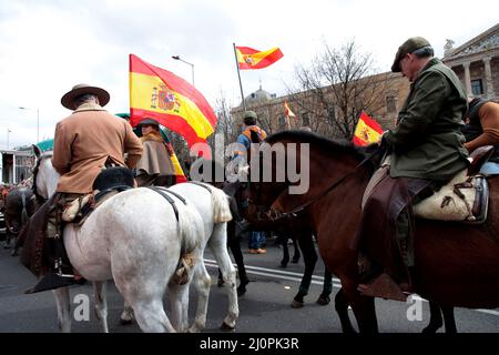 Madrid, espagnol. 20th mars 2022. Madrid, Espagne; 20.03.2022.- des milliers d'agriculteurs, de éleveurs et de chasseurs de toute l'Espagne manifestent à Madrid pour revendiquer un avenir pour le monde rural et critiquer les politiques gouvernementales. Ils exigent le respect de la loi sur la chaîne alimentaire. Crédit : Juan Carlos Rojas/dpa/Alay Live News Banque D'Images