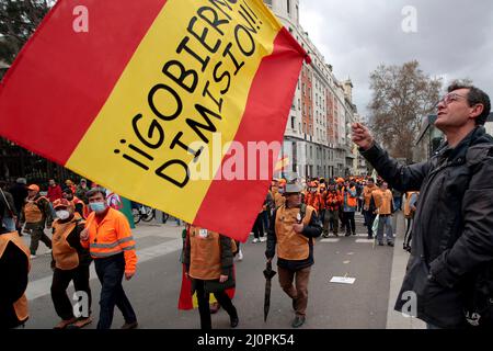 Madrid, espagnol. 20th mars 2022. Madrid, Espagne; 20.03.2022.- des milliers d'agriculteurs, de éleveurs et de chasseurs de toute l'Espagne manifestent à Madrid pour revendiquer un avenir pour le monde rural et critiquer les politiques gouvernementales. Ils exigent le respect de la loi sur la chaîne alimentaire. Crédit : Juan Carlos Rojas/dpa/Alay Live News Banque D'Images