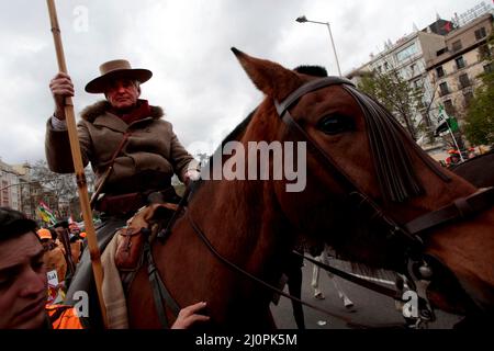 Madrid, espagnol. 20th mars 2022. Madrid, Espagne; 20.03.2022.- des milliers d'agriculteurs, de éleveurs et de chasseurs de toute l'Espagne manifestent à Madrid pour revendiquer un avenir pour le monde rural et critiquer les politiques gouvernementales. Ils exigent le respect de la loi sur la chaîne alimentaire. Crédit : Juan Carlos Rojas/dpa/Alay Live News Banque D'Images