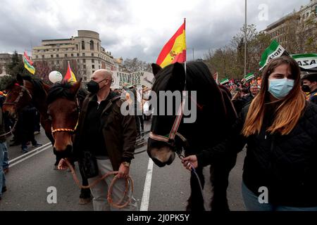 Madrid, espagnol. 20th mars 2022. Madrid, Espagne; 20.03.2022.- des milliers d'agriculteurs, de éleveurs et de chasseurs de toute l'Espagne manifestent à Madrid pour revendiquer un avenir pour le monde rural et critiquer les politiques gouvernementales. Ils exigent le respect de la loi sur la chaîne alimentaire. Crédit : Juan Carlos Rojas/dpa/Alay Live News Banque D'Images