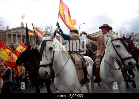 Madrid, espagnol. 20th mars 2022. Madrid, Espagne; 20.03.2022.- des milliers d'agriculteurs, de éleveurs et de chasseurs de toute l'Espagne manifestent à Madrid pour revendiquer un avenir pour le monde rural et critiquer les politiques gouvernementales. Ils exigent le respect de la loi sur la chaîne alimentaire. Crédit : Juan Carlos Rojas/dpa/Alay Live News Banque D'Images