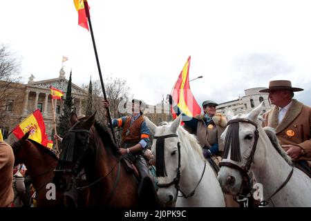 Madrid, espagnol. 20th mars 2022. Madrid, Espagne; 20.03.2022.- des milliers d'agriculteurs, de éleveurs et de chasseurs de toute l'Espagne manifestent à Madrid pour revendiquer un avenir pour le monde rural et critiquer les politiques gouvernementales. Ils exigent le respect de la loi sur la chaîne alimentaire. Crédit : Juan Carlos Rojas/dpa/Alay Live News Banque D'Images