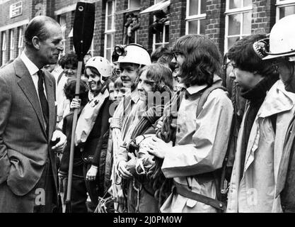 Le prince Philip, duc d'Édimbourg, partage une blague avec des membres de groupes d'entreprise qu'il a rencontrés lors de sa visite à l'école Bishop Gore Comprehensive School, Swansea. 12th mars 1984. Banque D'Images