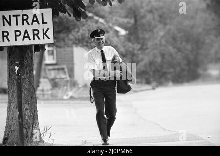 Un policier observe que Michael Peterson (alias Charles Bronson) organise une manifestation sur le toit de l'hôpital Broadmoor. 20th juin 1983. Banque D'Images