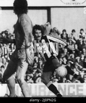 Newcastle 1-0 Oldham, match de la deuxième division de la ligue au parc St James, samedi 19th février 1983. Terry McDermott en action. Banque D'Images