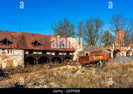 Vieux camion sur un chantier de construction. Banque D'Images