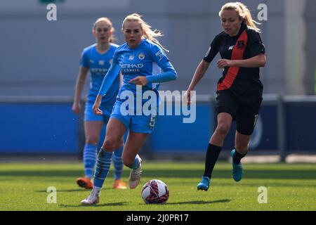 Alex Greenwood #5 de Manchester City est chassé par Claire Emslie #11 d'Everton Banque D'Images