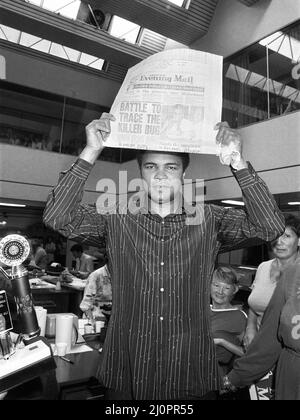 Muhammad Ali, ancien champion du monde américain de poids lourd, photographié dans le bâtiment des journaux de poste et de courrier lors de sa visite à Birmingham. 12th août 1983. Banque D'Images