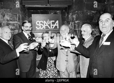 SSAFA, photo-appel, 8th mars 1984. L'Association des familles des soldats, marins et aviateurs, division de Coventry, a été lancée lors d'une réception tenue dans la crypte de la salle Sainte-Marie. Présence du maire Lord et de Lady Mayoress, conseillère et de Mme Joe Thompson (au centre), président national de l'association, le Lt-général Sir Napier Crookendale (à gauche), le contrôleur national, le général de division Charles Gray (à droite) et les 16 bénévoles qui vont faire partie de la division, sous la direction du président de division, le colonel David Baldock (Deuxième en partant de la gauche) et le président de division, le Dr David Alexander (deuxième en partant de la droite). La nouvelle te Banque D'Images