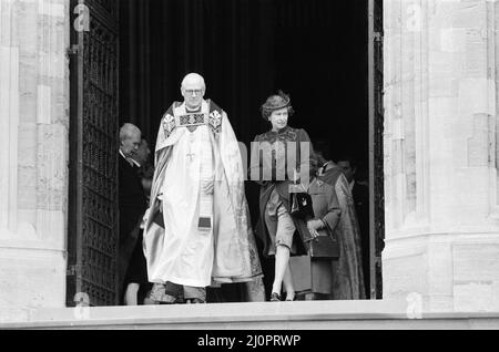 La famille royale photographiée à la chapelle Saint-Georges, à Windsor, après le service de l'Église. La reine Elizabeth II en photo quitte le bâtiment. 25th décembre 1983. Banque D'Images