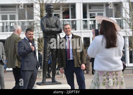 Jour 1 du Festival de Cheltenham à l'hippodrome de Cheltenham. Les portes s'ouvrent et les foules affluent Photo par Mikal Ludlow Photography tel; 078 Banque D'Images