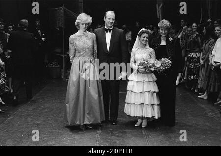 S.A.R. la princesse Diana, la princesse de Galles, à Oslo, Norvège. C'était le premier engagement solo de la princesse Diana à l'étranger. Diana est photographiée avec le prince héritier Harald de Norvège (2nd à partir de la gauche) et la princesse Sonja (à l'extrême droite) lors d'une représentation du London City Ballet à Oslo, en Norvège, elle porte une robe de soirée rouge de Jan van Velden. Photos prises le 11th février 1984 Banque D'Images