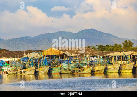 Port industriel Ranong et vieux bateaux de pêcheur paysage panorama Thaïlande. Banque D'Images