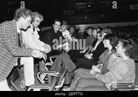 Six jeunes femmes ont rencontré Spandau Ballet (Gary Kemp, Steve Norman, Tony Hadley, John Keeble et Martin Kemp) dans la région de Wembley, dans le cadre d'un concours quotidien de rock et pop miroir. 7th décembre 1984. Banque D'Images