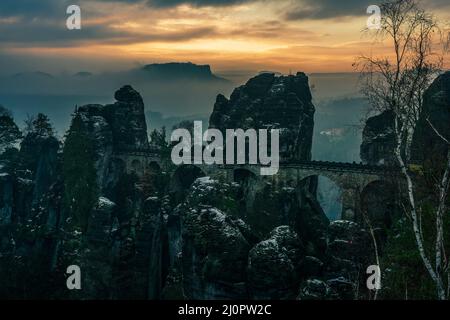 Vue panoramique sur le pont Bastei en hiver. Banque D'Images