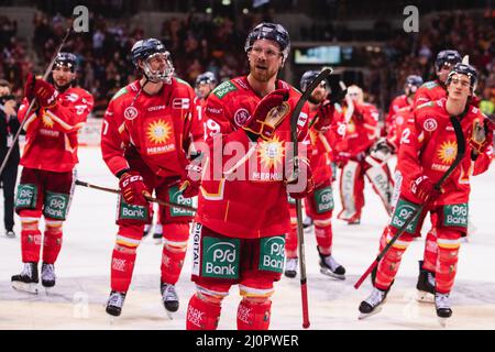 20 mars 2022, Rhénanie-du-Nord-Westphalie, Düsseldorf: Hockey sur glace: DEL, Düsseldorfer EG - Eisbären Berlin, Hauptrunde, 57th jour de match, ISS Dome. Les joueurs de Düsseldorf autour d'Alexander Barta (M) applaudissent après le match. Photo: Marius Becker/dpa Banque D'Images