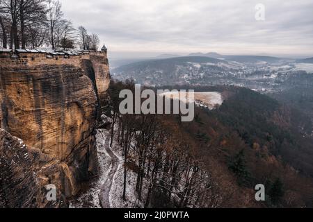 Vue panoramique depuis la forteresse Koenigstein jusqu'aux montagnes de grès de l'Elbe à la lumière du matin Banque D'Images