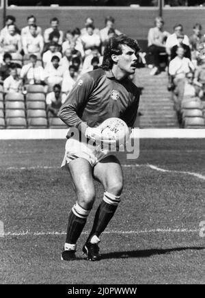 Tony Codon (né le 19 mai 1961) est un ancien footballeur anglais qui a joué comme gardien de but. Né à Tamworth, il a fait 500 apparitions à la Ligue de football et à la Premier League pour Birmingham City, Watford, Manchester City et Sunderland. Il est sorti brièvement de sa retraite en 2004 pour Hereford United après une crise de gardien de but. Après un bref passage comme agent de football, Coton est devenu le scout en chef de Wigan Athletic. Il a également travaillé comme scout pour Bolton Wanderers avant de devenir le chef du recrutement de gardien de but d'Aston Villa en 2015. (Photo) Tony Cotton en action août 1983 Banque D'Images