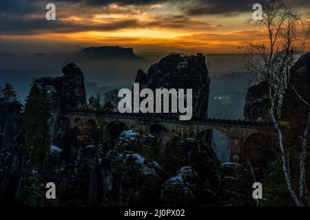 Vue panoramique sur le pont Bastei en hiver. Banque D'Images