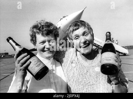 Les gagnants du concours Chronicle du soir remporteront un vol sur la Concorde en août 1984. Voyageurs de champagne Marian McWilliams, à gauche, et Cynthia Cook. 27th août 1984. Banque D'Images