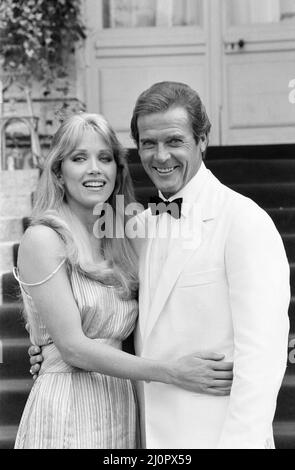 Une vue à tuer 1984 James Bond film, Photocall à l'extérieur du Château de Chantilly en France, jeudi 16th août 1984, Tanya Roberts en tant que Stacey Sutton et Roger Moore en tant que James Bond, MI6 agent 007. Banque D'Images