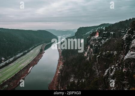 Vue panoramique sur l'Elbe et la Suisse saxonne près de Rathen Banque D'Images