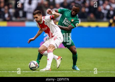 AMSTERDAM, PAYS-BAS - MARS 20: Dusan Tadic d'Ajax, Lutscharel Geertruida de Feyenoord Rotterdam pendant le match néerlandais Eredivisie entre AFC Ajax et Feyenoord au Johan Cruijff Arena le 20 mars 2022 à Amsterdam, pays-Bas (photo de Pieter van der Woude/Orange Pictures) Banque D'Images