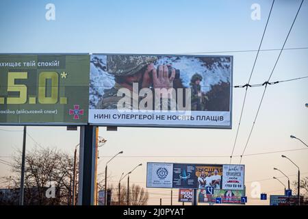 15 mars 2022: ODESA, UKRAINE - 'les super-héros d'aujourd'hui ne portent pas de manteau.' Des panneaux publicitaires à travers l'Odesa envoient un message à Poutine et aux Forces russes. 'Les super-héros d'aujourd'hui ne portent pas de manteau.' Les préparatifs se poursuivent dans la ville portuaire d'Odesa, en Ukraine, tandis que les forces militaires russes se mobilisent dans la mer Noire et autour de la ville à l'intérieur de la frontière ukrainienne. Plus de trois millions de personnes ont fui l'Ukraine vers les pays voisins depuis que la Russie a lancé une invasion à grande échelle du pays le 24 février. (Photo de Michael Nigro/Sipa USA) Banque D'Images