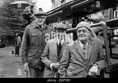 Brian Wilde (Foggy), Peter Sallus (Cleggy) et Bill Owen (Compo) sur le set du « dernier du vin d'été ». 27th mai 1983. Banque D'Images