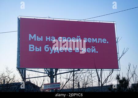 15 mars 2022: ODESA, UKRAINE - 'vous êtes sur notre terre. Vous serez à l'intérieur de notre pays.' Des panneaux publicitaires à travers l'Odesa envoient un message à Poutine et aux Forces russes. Les préparatifs se poursuivent dans la ville portuaire d'Odesa, en Ukraine, tandis que les forces militaires russes se mobilisent dans la mer Noire et autour de la ville à l'intérieur de la frontière ukrainienne. Plus de trois millions de personnes ont fui l'Ukraine vers les pays voisins depuis que la Russie a lancé une invasion à grande échelle du pays le 24 février. (Photo de Michael Nigro/Sipa USA) Banque D'Images