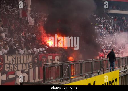 AMSTERDAM, PAYS-BAS - 20 MARS : incendie au stade lors du match hollandais entre AFC Ajax et Feyenoord à l'arène Johan Cruijff le 20 mars 2022 à Amsterdam, pays-Bas (photo de Pieter van der Woude/Orange Pictures) Banque D'Images