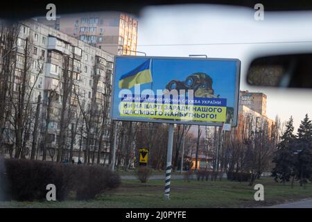 15 mars 2022: ODESA, UKRAINE - "nous sommes en devoir pour notre avenir." Des panneaux publicitaires à travers l'Odesa envoient un message à Poutine et aux Forces russes. Les préparatifs se poursuivent dans la ville portuaire d'Odesa, en Ukraine, tandis que les forces militaires russes se mobilisent dans la mer Noire et autour de la ville à l'intérieur de la frontière ukrainienne. Plus de trois millions de personnes ont fui l'Ukraine vers les pays voisins depuis que la Russie a lancé une invasion à grande échelle du pays le 24 février. (Photo de Michael Nigro/Sipa USA) Banque D'Images