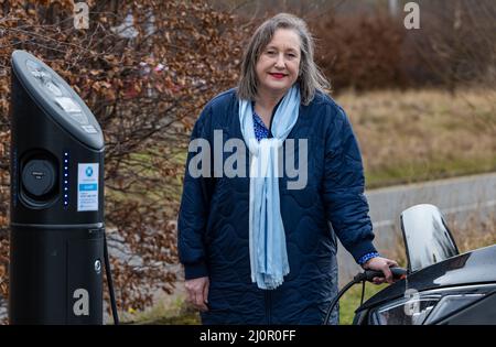 Lesley MacInnes, conseillère du SNP et responsable des transports, fait la démonstration du nouveau point de recharge pour voiture électrique, Ingliston Park and Ride, Édimbourg, Écosse, Royaume-Uni Banque D'Images