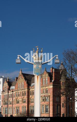 Armoiries du Metropolitan Borough de Battersea sur un poteau de lampe du Chelsea Bridge Banque D'Images