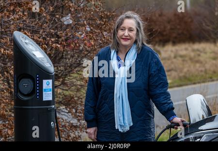 Lesley MacInnes, conseillère du SNP et responsable des transports, fait la démonstration du nouveau point de recharge pour voiture électrique, Ingliston Park and Ride, Édimbourg, Écosse, Royaume-Uni Banque D'Images