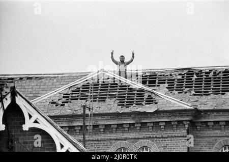 Michael Peterson (alias Charles Bronson) organise une manifestation sur le toit de l'hôpital Broadmoor. 20th juin 1983. Banque D'Images