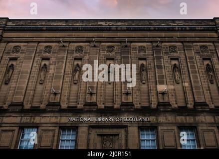1930s Art Deco National Library of Scotland par Hew Lorimer et muses en pierre sculptées par Reginald Fairlie, George IV Bridge, Édimbourg, Écosse, Royaume-Uni Banque D'Images