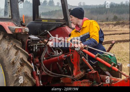 Kilmeen, West Cork, Irlande. 20th mars 2022. Un match de labour a eu lieu aujourd'hui sur les terres de John et Declan Buttimer, Rossmore. Un grand nombre de concurrents ont participé à ce qui est l'avant-dernier match de labour de la saison avec le match Kilbrittain le week-end prochain. Le réglage de sa charrue avant le match était James Jennings de Clonakilty. Crédit : AG News/Alay Live News Banque D'Images