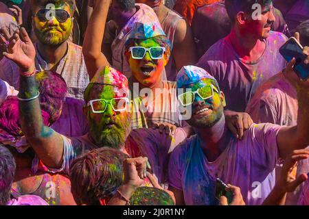 Les gens célèbrent le festival Holi des couleurs à Pushkar, en Inde, le 18 mars 2022. (Photo de Shaukat Ahmed/Pacific Press/Sipa USA) Banque D'Images