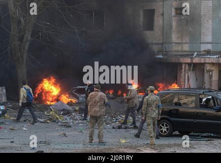 Kiev, Ukraine. 20th mars 2021. Les soldats et la police examinent les suites d'un atterrissage de missile près d'un bâtiment résidentiel après avoir été tiré hors du ciel dans le quartier de Bilychi à Kiev. Un missile a été tiré hors du ciel et a atterri près d'un bâtiment résidentiel dans le quartier de Bilychi à Kiev, en Ukraine, causant des dommages aux bâtiments et des blessures aux résidents. Crédit : SOPA Images Limited/Alamy Live News Banque D'Images