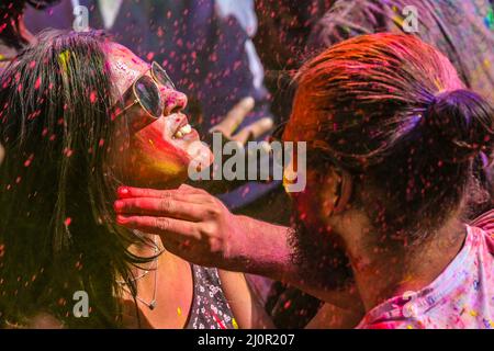 Les gens célèbrent le festival Holi des couleurs à Pushkar, en Inde, le 18 mars 2022. (Photo de Shaukat Ahmed/Pacific Press/Sipa USA) Banque D'Images