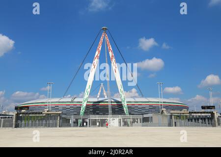 Turin, TO, Italie - 26 août 2015 : Stade Juventus lieu moderne aux couleurs du drapeau italien Banque D'Images