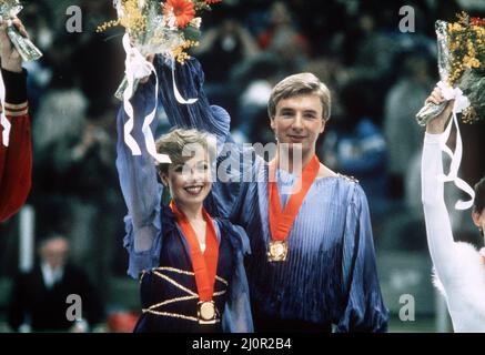 Jayne Torvill et Christopher Dean - Fév 1984win Médaille d'or pour la Grande-Bretagne aux Championnats olympiques de danse sur glace à Sarajevo Banque D'Images