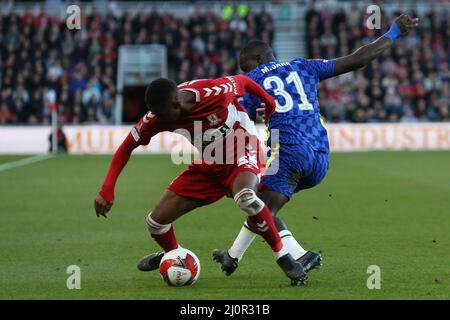 MIDDLESBROUGH, ROYAUME-UNI. 19th MARS Isaïe Jones de Middlesbrough bataille pour possession avec Malang Sarr de Chelsea pendant le match de la coupe FA entre Middlesbrough et Chelsea au stade Riverside, Middlesbrough, le samedi 19th mars 2022. (Credit: Mark Fletcher | MI News) Credit: MI News & Sport /Alay Live News Banque D'Images