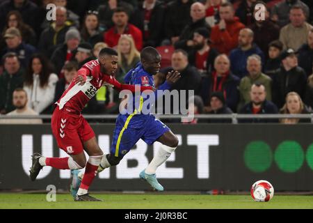 MIDDLESBROUGH, ROYAUME-UNI. 19th MARS Isaïe Jones de Middlesbrough en action avec Ngolo Kante de Chelsea pendant le match de la coupe FA entre Middlesbrough et Chelsea au stade Riverside, Middlesbrough, le samedi 19th mars 2022. (Credit: Mark Fletcher | MI News) Credit: MI News & Sport /Alay Live News Banque D'Images