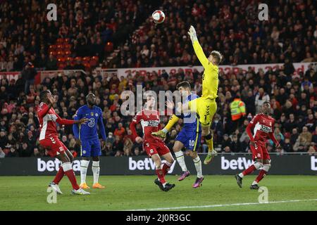 MIDDLESBROUGH, ROYAUME-UNI. 19th MARS Joe Lumley de Middlesbrough réclame une croix lors du match de la coupe FA entre Middlesbrough et Chelsea au stade Riverside, à Middlesbrough, le samedi 19th mars 2022. (Credit: Mark Fletcher | MI News) Credit: MI News & Sport /Alay Live News Banque D'Images