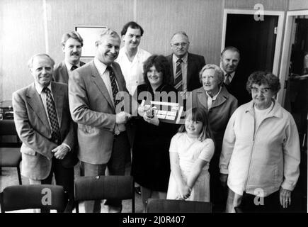 Les gagnants du concours Chronicle du soir remporteront un vol sur la Concorde en août 1984. Sur la photo, M. Graham Stanton, rédacteur en chef de la Chronicle du soir (troisième à partir de la gauche), est de gauche à droite: Les hommes: M. Jim Martin de Monkseaton, M. Stephen Amos de Monklaskmouth, puis M. Stanton, M. William Woodhouse de Wallsend, M. Charles Simpson de Whiltey Bay et M. Roy Graham d'Ashington. Femmes: Mme Sheila Pearson et Louise de Benwell, Mme Irene Hughes de Hebburn, Mme Alice Robinson de Walkergate. 17th juin 1984 Banque D'Images