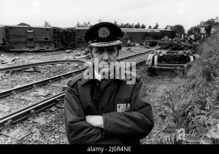 L'accident du train couchette Aberdeen-Londres qui a fait demi-kilomètre de la piste sur la courbe célèbre de Morpeth. L'accident s'est produit à 10 minutes après minuit le 24th juin 1984, l'agent de pompiers Dennis Mee sur les lieux de l'accident Banque D'Images