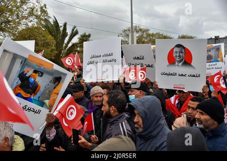 31 mai 2020, Tunis, Tunisie: Des manifestants tunisiens lèvent des pancartes et des drapeaux nationaux lors d'une manifestation contre leur président, non loin du siège de l'Assemblée tunisienne (Parlement), dans la capitale Tunis. En juillet dernier, le président tunisien Kais Saied a brusquement suspendu le système mixte présidentiel-parlementaire inscrit dans la constitution tunisienne de 2014, un compromis durement gagné entre les camps idéologiques rivaux atteint trois ans après la révolte qui a renversé le dictateur Zine El Abidine Ben Ali. (Image de crédit : © Jdidi Wassim/SOPA Images via ZUMA Press Wire) Banque D'Images